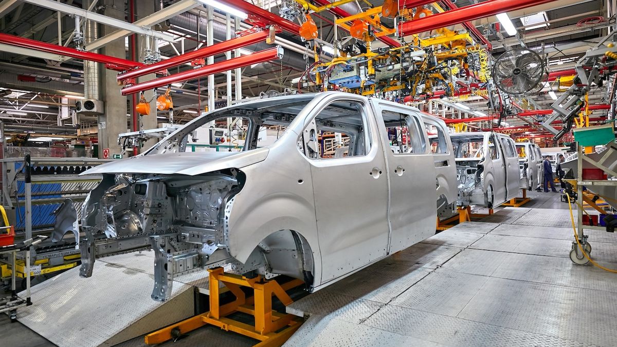 Automobilová skupina Stellantis přeruší výrobu v Rusku